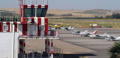 La torre de control del aeropuerto de C&oacute;rdoba frente a unas avionetas en una imagen de hace un a&ntilde;o.