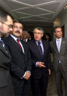 En el centro, Román Rodríguez (izquierda) y Mohamed Benaissa.