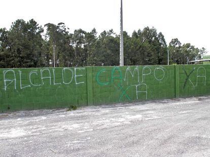 Aspecto actual del campo de fútbol del Caldelas, con pintadas que reclaman su uso.
