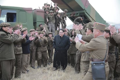 El líder Kim Jong Un durante las pruebas de lanzamiento de un nuevo sistema de lanzamisiles múltiple de largo calibre.