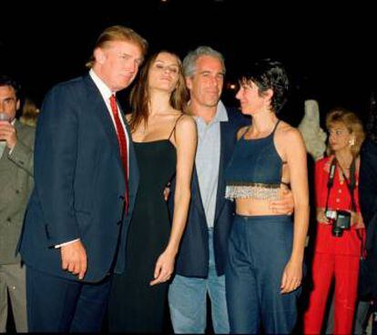 Donald y Melania Trump, Jeffrey Epstein y Ghislaine Maxwell, de fiesta en Palm Beach en el año 2000. Los guionistas han incluido los escándalos que han protagonizado en las tramas de la serie.