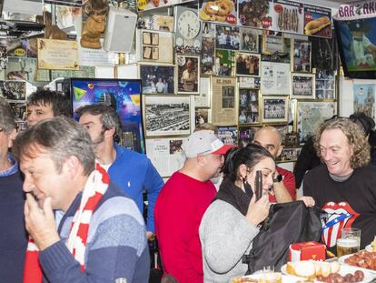 Ambiente en el bar Akelarre.