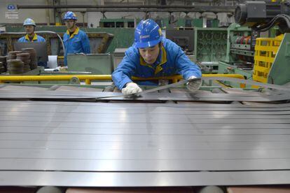 En la imagen, operarios cortan láminas de titanio en una factoría de Daming International Holdings Co. en Wuxi, China.