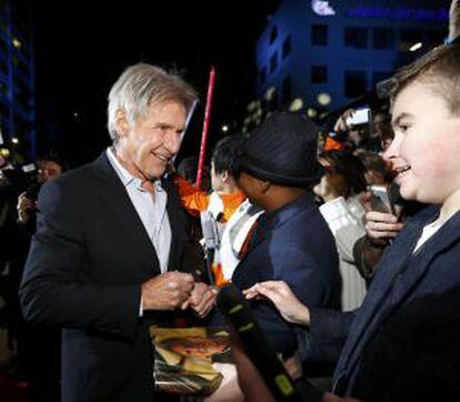 Harrison Ford atiende a los fans a su llegada a la premiere.