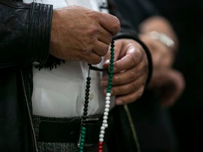 Un familiar de Wadea Al-Fayoume sostiene un rosario durante una conferencia de prensa en el Centro Comunitario Musulmán en el noreste de Chicago, el 15 de octubre de 2023.