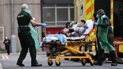 Varios sanitarios trasladan un paciente a un hospital de Londres, en enero.