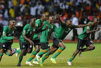 Los jugadores de Zambia celebran el triunfo