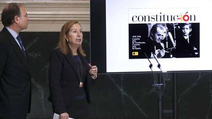 Ana Pastor y Pío García Escudero presentan el logotipo para la conmemoración del 40 aniversario de la Constitución.