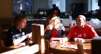 Trabajadores del Eibar desayunan en el txoko del club.