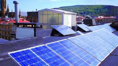 Paneles fotovoltaicos en el tejado de un edificio.