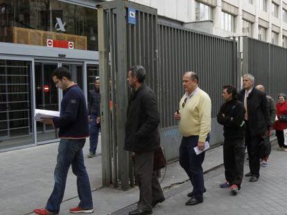 Ciudadanos hacen cola hoy en la oficina de la Agencia Tributaria de Guzm&aacute;n El Bueno de Madrid.