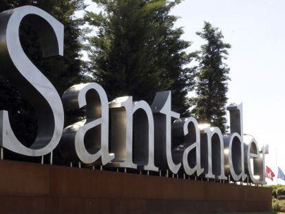 Logotipo de Santander en su sede de la Ciudad Financiera de Boadilla del Monte, en Madrid. 