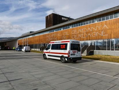 Una ambulancia llega al hospital de la Cerdanya en Puigcerdà.