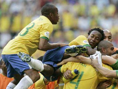 Los jugadores de Brasil celebran el segundo gol, conseguido por Fred.