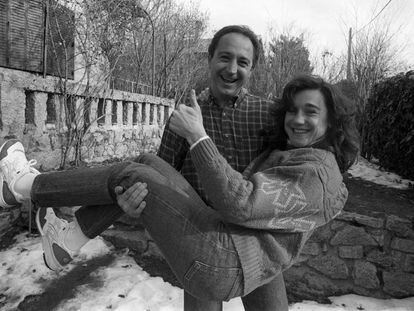 Paquito y Blanca Fernández Ochoa, en su casa de Cercedilla el 23 de diciembre de 1990.