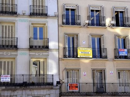 Varios carteles de alquiler en una calle de Madrid. 