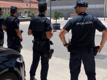 Efectivos de la Policía Nacional en Málaga en una imagen de archivo.