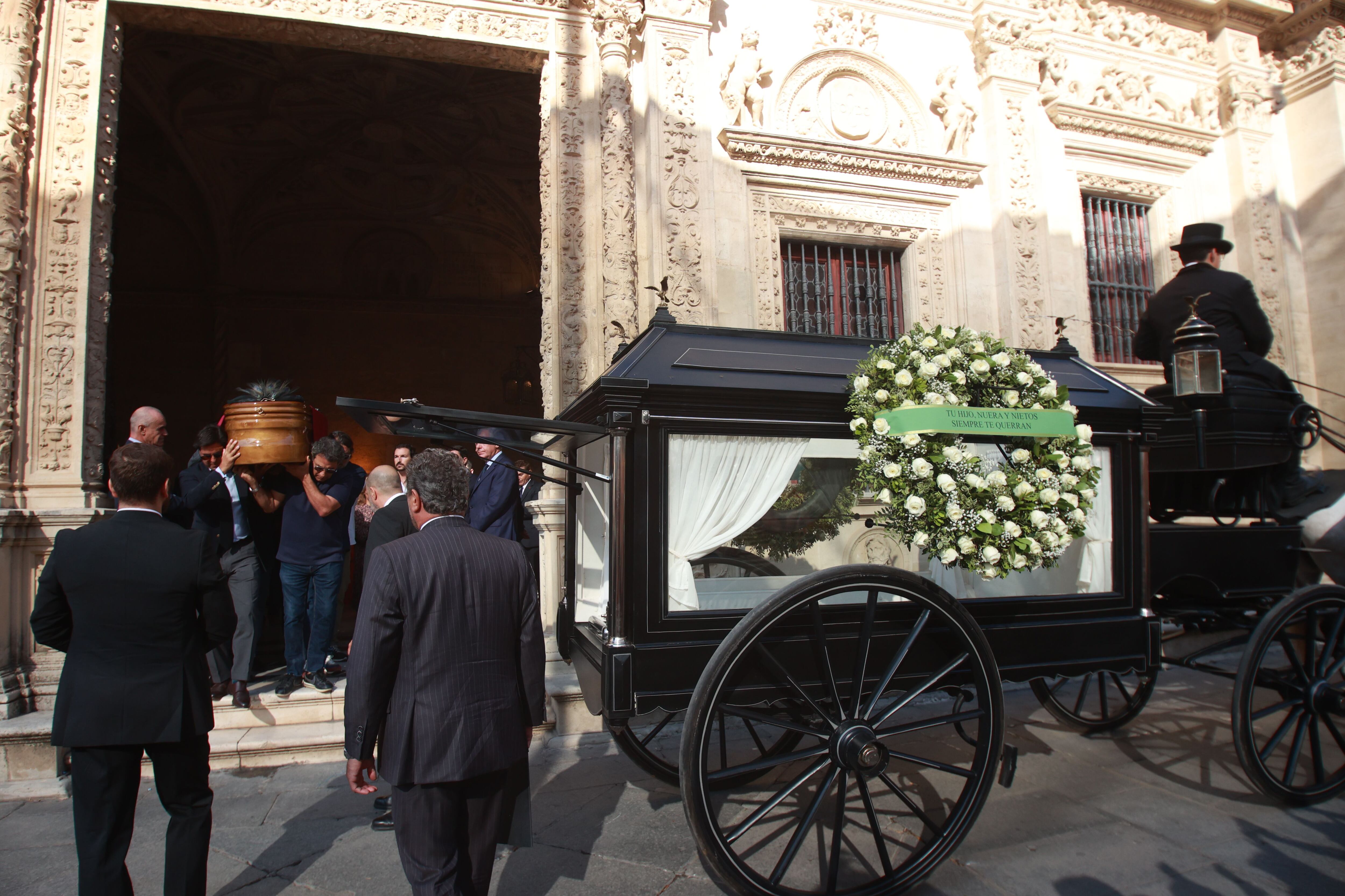 El coche de caballos que porta el féretro con los restos mortales de María Jiménez, a la salida de la capilla ardiente situada en el Ayuntamiento de Sevilla. 