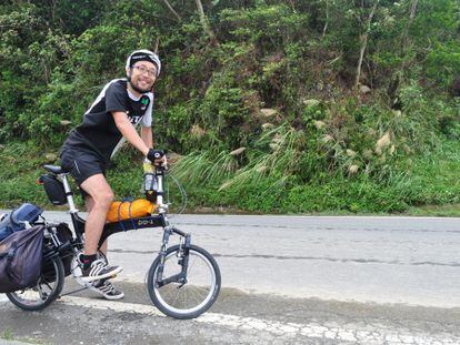 El japonés Shota Morohashi recorriendo Taiwán en bici.