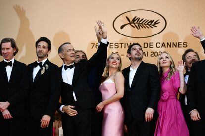 Desde la izquierda, Wes Anderson, Adrien Brody, Tom Hanks, Alexandre Desplat, Scarlett Johansson, Damien Bonnard, Hope Davis y Bryan Cranston, en la presentación de 'Asteroid City, el 23 de mayo. 