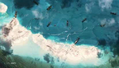 Imagen aérea tomada por el CSIS de los trabajos de barcos chinos en un arrecife de las Spratly.
