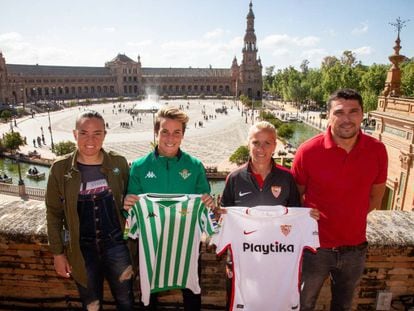 Pry, entrenadora del Betis, junto a Priscila, capitana, en la Plaza de España con la capitana del Sevilla, Alicia, y el técnico Toro. 