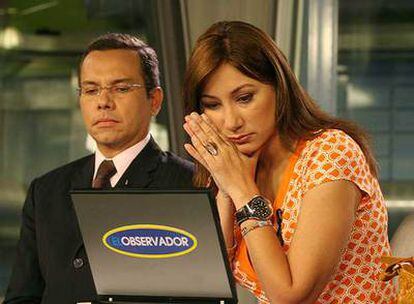 Miguel Ángel Rodríguez y Luisana Ríos, presentadores de RCTV, durante la emisión del informativo del miércoles.