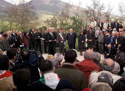 Los ex presidentes de Alemania, Johannes Rau, e Italia, Carlo Azeglio Ciampi, en un acto en Marzabotto en 2002.