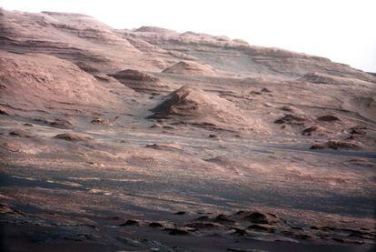 Foto de alta resolución de Marte enviada por el 'Curiosity' en agosto del año pasado donde se aprecian estratos geológicos claramente diferenciados en unas colinas.