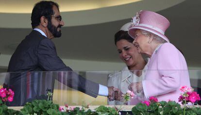 Isabel II saluda al emir de Dubái y a su mujer, la princesa Haya, en Ascot en 2016.