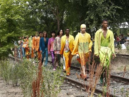El desfile de la colección de moda masculina primavera/verano 2022 de Etro se celebró en Ex Scalo Farini (Milán), sobre unas antiguas vías de tren hoy reconquistadas por la vegetación.