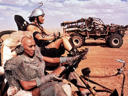 Mad Max - Jenseits Der Donnerkuppel, 1980er, 1980s, Film, Mad Max III, Mad Max - Jenseits Der Donnerkuppel, 1980er, 1980s, Film, Mad Max III, Mad Max beyond Thunderdome
Tina Turner Das Dorf wird mit eiserner Hand von Aunty Entity (Tina Turner) regiert. Allerdings machen ihr zwei Maenner die Macht streitig. *** Local Caption *** 1985