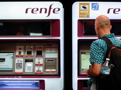 Viajeros gestionan la compra de sus abonos de Renfe en una estación de Cercanías de Madrid.