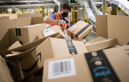 Un empleado escanea un paquete en un almacén de Amazon en Kegworth, en Inglaterra.