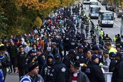 Cientos de agentes de policía de la ciudad de Nueva York vigilan la zona de corredores momentos antes de comenzar el maratón de Nueva York, 3 de noviembre de 2013. 