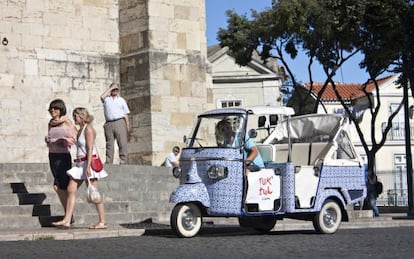 Un 'tuk-tuk' ante la Catedral de Lisboa.