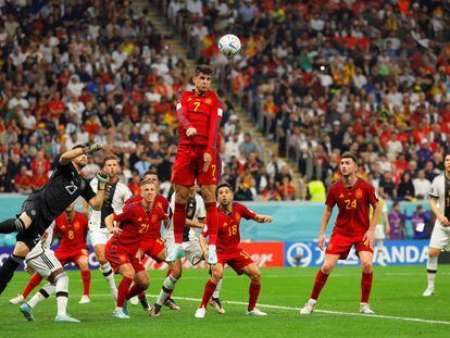 Álvaro Morata salta para despejar un balón en el partido entre España y Alemania.