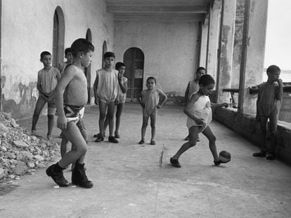 Nens jugant a Roma, el 1945.