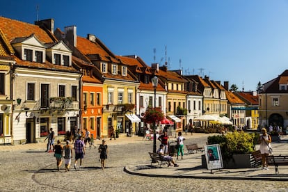 Equidistante en la ruta del Vístula entre Cracovia y Varsovia (se encuentra aproximadamente a 200 kilómetros de cada una), Sandomierz en una de las poblaciones más antiguas e históricamente más importantes de Polonia. Su casco antiguo (con su castillo, su catedral, su Ayuntamiento en la Plaza del Mercado) rodeado de naturaleza la convierte en uno de los focos turísticos destacados del país, más aún a partir de 2008, cuando se estrenó la popular serie de televisión polaca El Padre Mateo (adaptación de la serie italiana Don Mateo), localizada en esta ciudad.