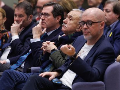 El presidente de Cepyme, Gerardo Cuerva (primero por la izquierda); Antonio Garamendi, presidente de CEOE; Pepe Álvarez (UGT) y Unai Sordo (CC OO). Europa Press.