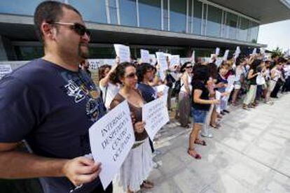 Trabajadores de la Junta de Castilla-La Mancha protestan por el despido de interinos. EFE/Archivo