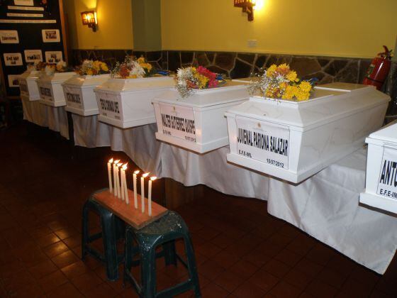 Velorio oficial de las víctimas de Canayre (Ayacucho, sur del Perú), realizado 23 años después de una masacre perpetrada por miembros de Sendero Luminoso.