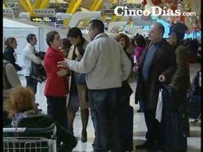 Miles de pasajeros esperan en Barajas la salida de su vuelos
