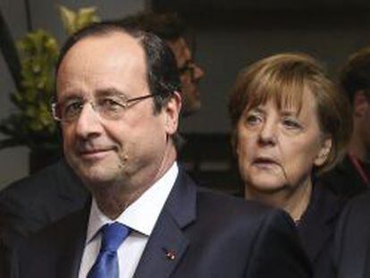 El presidente franc&eacute;s, Fran&ccedil;ois Hollande, y la canciller alemana Angela Merkel, en la cumbre europea de Bruselas.