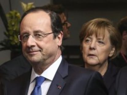 El presidente franc&eacute;s, Fran&ccedil;ois Hollande, y la canciller alemana Angela Merkel, en la cumbre europea de Bruselas.