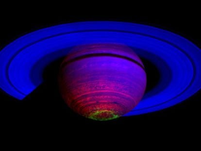 Imagen en falso color de una aurora en Saturno (verde brillante en el polo Sur) correspondiente al 1 de noviembre de 2008.
