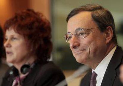 El presidente del Banco Central Europeo (BCE), Mario Draghi (d), junto a la presidenta de la comisión económica de la Eurocámara, la liberal británica Sharon Bowles, antes de comparecer ante la Comisión de Asuntos Económicos y Monetarios del Parlamento Europeo en Bruselas, Bélgica, el 18 de febrero de 2013.