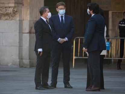 El presidente de Castilla-La Mancha, Emiliano García Page y el de la Comunidad Valenciana, Ximo Puig, conversan con su homólogo en Murcia, Fernando López Miras.