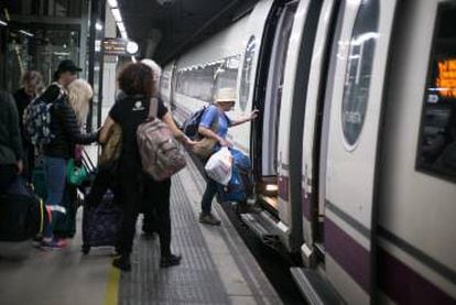 Usuarios del AVE, en la estaci&oacute;n de Sants de Barcelona.