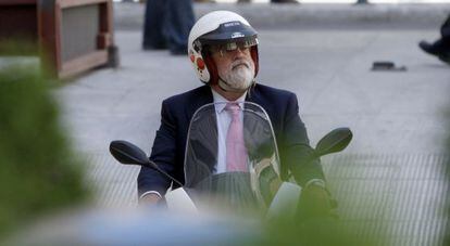 Miguel Arias Cañete llega en moto al Congreso para la sesión de investidura.